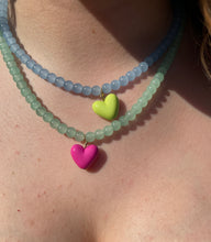 Load image into Gallery viewer, NEW !Crystal BEAD NECKLACE with Resin Heart in Red / Pink / Lilac !!
